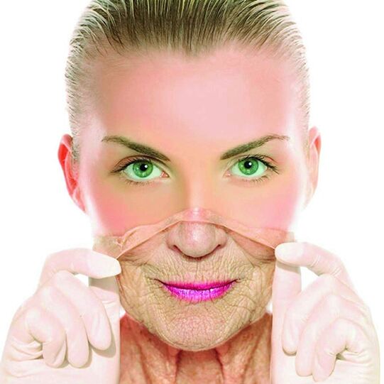 A woman in adulthood removes wrinkles on her face with home remedies